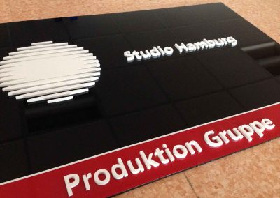 3D Schild aus Acrylglas mit Logo